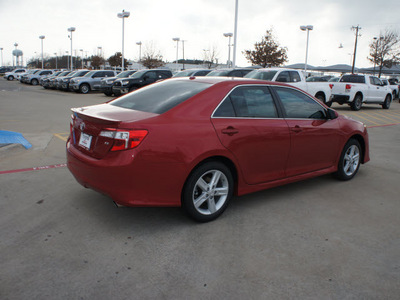 toyota camry 2012 red sedan se gasoline 4 cylinders front wheel drive automatic 76116