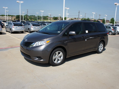 toyota sienna 2012 dk  gray van le 8 passenger gasoline 6 cylinders front wheel drive automatic 76116