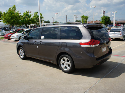 toyota sienna 2012 dk  gray van le mobility 7 passenger gasoline 6 cylinders front wheel drive automatic 76116