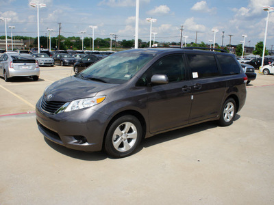 toyota sienna 2012 dk  gray van le mobility 7 passenger gasoline 6 cylinders front wheel drive automatic 76116