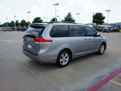 toyota sienna 2012 silver van le 8 passenger gasoline 6 cylinders front wheel drive automatic 76116