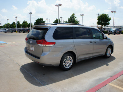 toyota sienna 2012 silver van xle 8 passenger gasoline 6 cylinders front wheel drive automatic 76116