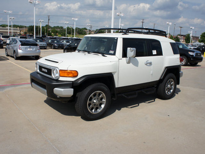 toyota fj cruiser 2012 white suv gasoline 6 cylinders 4 wheel drive automatic 76116