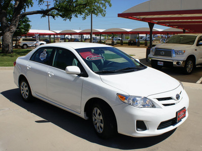 toyota corolla 2011 white sedan le gasoline 4 cylinders front wheel drive automatic 76210