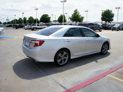 toyota camry 2012 silver sedan se v6 gasoline 6 cylinders front wheel drive automatic 76116