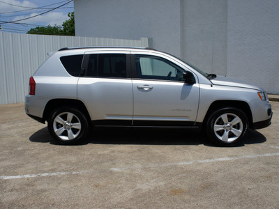 jeep compass 2011 silver suv gasoline 4 cylinders 2 wheel drive shiftable automatic 75080