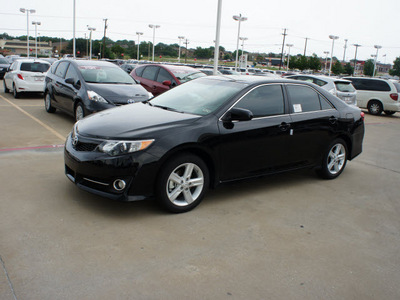 toyota camry 2012 black sedan se gasoline 4 cylinders front wheel drive automatic 76116