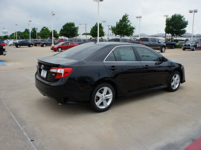 toyota camry 2012 black sedan se gasoline 4 cylinders front wheel drive automatic 76116