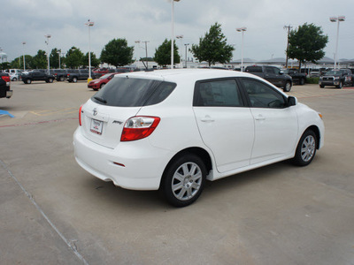 toyota matrix 2012 white hatchback gasoline 4 cylinders front wheel drive automatic 76116