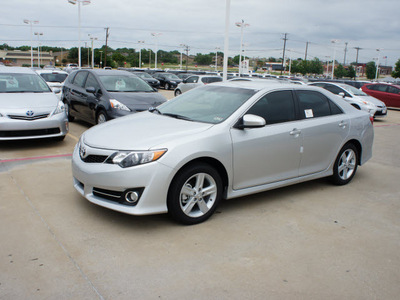 toyota camry 2012 silver sedan se gasoline 4 cylinders front wheel drive automatic 76116