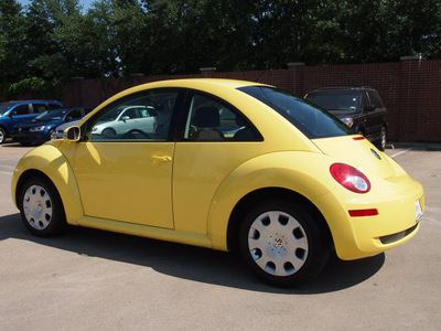 volkswagen new beetle 2010 yellow hatchback gasoline 5 cylinders front wheel drive automatic 75080