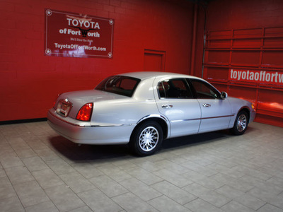 lincoln town car 2002 silver sedan signature gasoline 8 cylinders rear wheel drive automatic with overdrive 76116