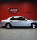 lincoln town car 2002 silver sedan signature gasoline 8 cylinders rear wheel drive automatic with overdrive 76116
