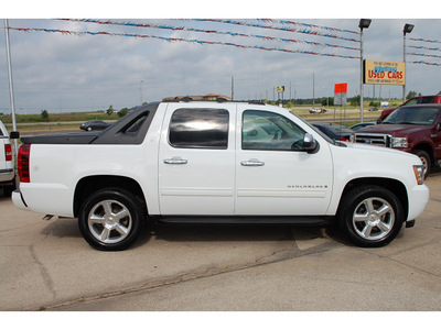 chevrolet avalanche 2009 white suv lt gasoline 8 cylinders 2 wheel drive automatic with overdrive 77340