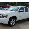 chevrolet avalanche 2009 white suv lt gasoline 8 cylinders 2 wheel drive automatic with overdrive 77340