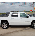 chevrolet avalanche 2009 white suv lt gasoline 8 cylinders 2 wheel drive automatic with overdrive 77340