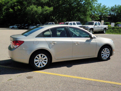 chevrolet cruze 2011 tan sedan lt 4 cylinders automatic 55318