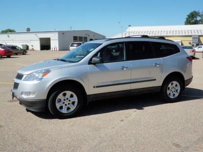 chevrolet traverse 2010 silver suv ls gasoline 6 cylinders all whee drive automatic 55318