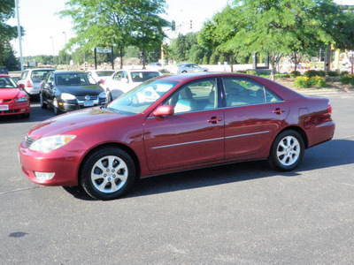 toyota camry 2005 red sedan xle v6 gasoline 6 cylinders front wheel drive automatic 55124