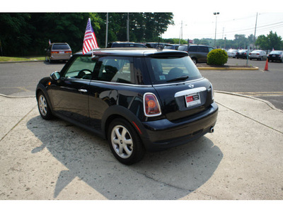 mini cooper 2009 hatchback gasoline 4 cylinders front wheel drive not specified 07724