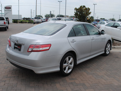 toyota camry 2011 silver sedan se gasoline 4 cylinders front wheel drive automatic 76087