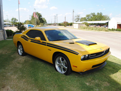dodge challenger 2010 yellow coupe r t gasoline 8 cylinders rear wheel drive automatic 76087