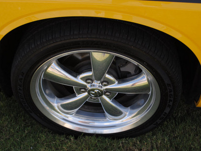 dodge challenger 2010 yellow coupe r t gasoline 8 cylinders rear wheel drive automatic 76087