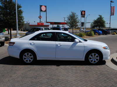 toyota camry 2011 white sedan le gasoline 4 cylinders front wheel drive automatic 76087