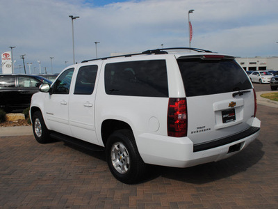 chevrolet suburban 2010 white suv flex fuel 8 cylinders 2 wheel drive 5 speed with overdrive 76087