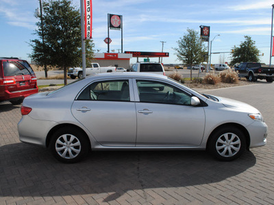 toyota corolla 2010 silver sedan le gasoline 4 cylinders front wheel drive automatic 76087