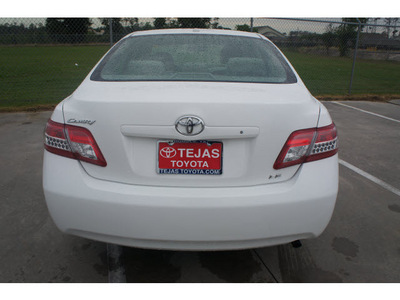 toyota camry 2011 white sedan le gasoline 4 cylinders front wheel drive automatic 77338