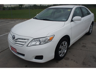 toyota camry 2011 white sedan le gasoline 4 cylinders front wheel drive automatic 77338