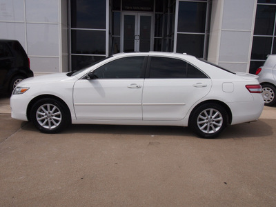 toyota camry 2010 white sedan xle v6 gasoline 6 cylinders front wheel drive automatic with overdrive 77802