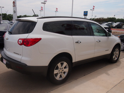 chevrolet traverse 2009 white suv lt gasoline 6 cylinders front wheel drive automatic with overdrive 77802