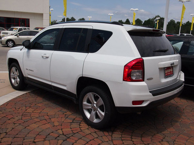 jeep compass 2011 white suv latitude gasoline 4 cylinders 2 wheel drive automatic 77388