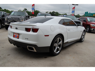 chevrolet camaro 2010 white coupe ss gasoline 8 cylinders rear wheel drive automatic with overdrive 77706