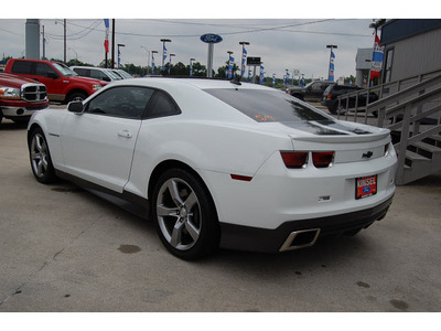 chevrolet camaro 2010 white coupe ss gasoline 8 cylinders rear wheel drive automatic with overdrive 77706