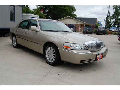 lincoln town car 2005 french silk clearco sedan signature gasoline 8 cylinders rear wheel drive automatic with overdrive 77706