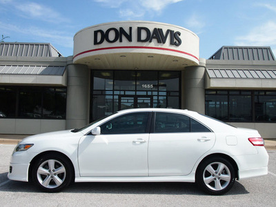 toyota camry 2010 white sedan se gasoline 4 cylinders front wheel drive automatic 76011