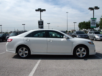 toyota camry 2010 white sedan se gasoline 4 cylinders front wheel drive automatic 76011