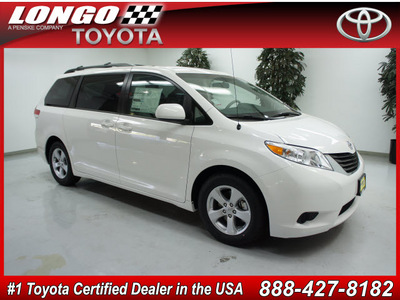 toyota sienna 2012 white van le 8 passenger gasoline 6 cylinders front wheel drive automatic 91731