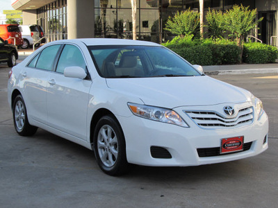 toyota camry 2011 white sedan le gasoline 4 cylinders front wheel drive automatic with overdrive 77074