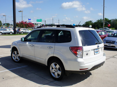 subaru forester 2009 white suv 2 5 x limited gasoline 4 cylinders all whee drive automatic 76205