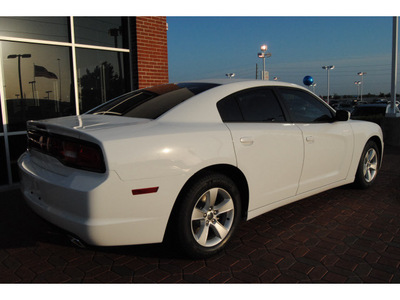 dodge charger 2012 white sedan se gasoline 6 cylinders rear wheel drive automatic 77450