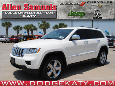 jeep grand cherokee 2012 white suv overland gasoline 8 cylinders 2 wheel drive 6 speed automatic 77450