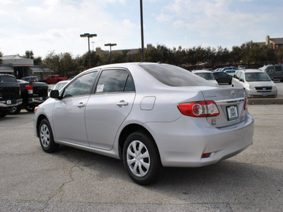 toyota corolla 2011 silver sedan le gasoline 4 cylinders front wheel drive automatic 76011