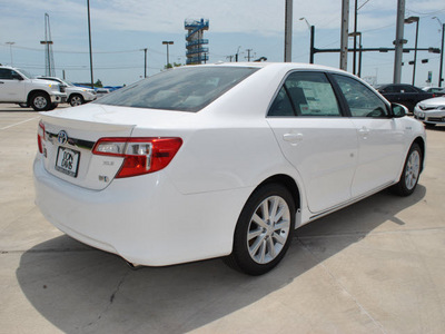 toyota camry hybrid 2012 white sedan xle hybrid 4 cylinders front wheel drive automatic 76011