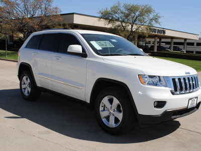 jeep grand cherokee 2011 white suv laredo gasoline 8 cylinders 2 wheel drive automatic 76011