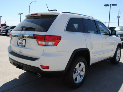 jeep grand cherokee 2011 white suv laredo gasoline 8 cylinders 2 wheel drive automatic 76011