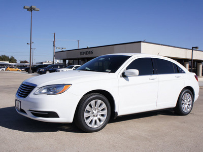 chrysler 200 2012 white sedan lx gasoline 4 cylinders front wheel drive automatic 76011